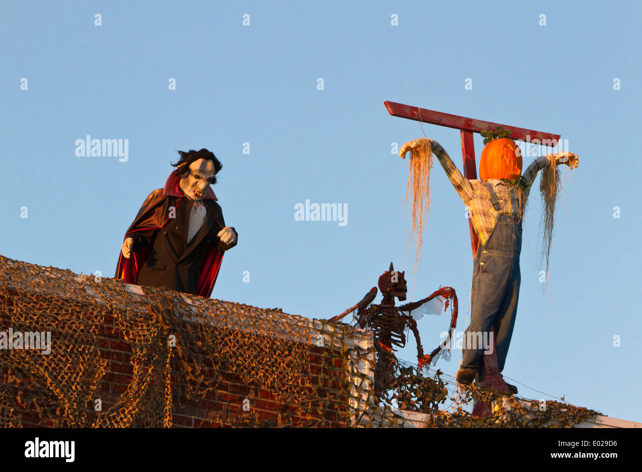 Vampire, Dämonen und Kürbis Mann am Kreuz (Halloween-Dekoration) Stockfoto