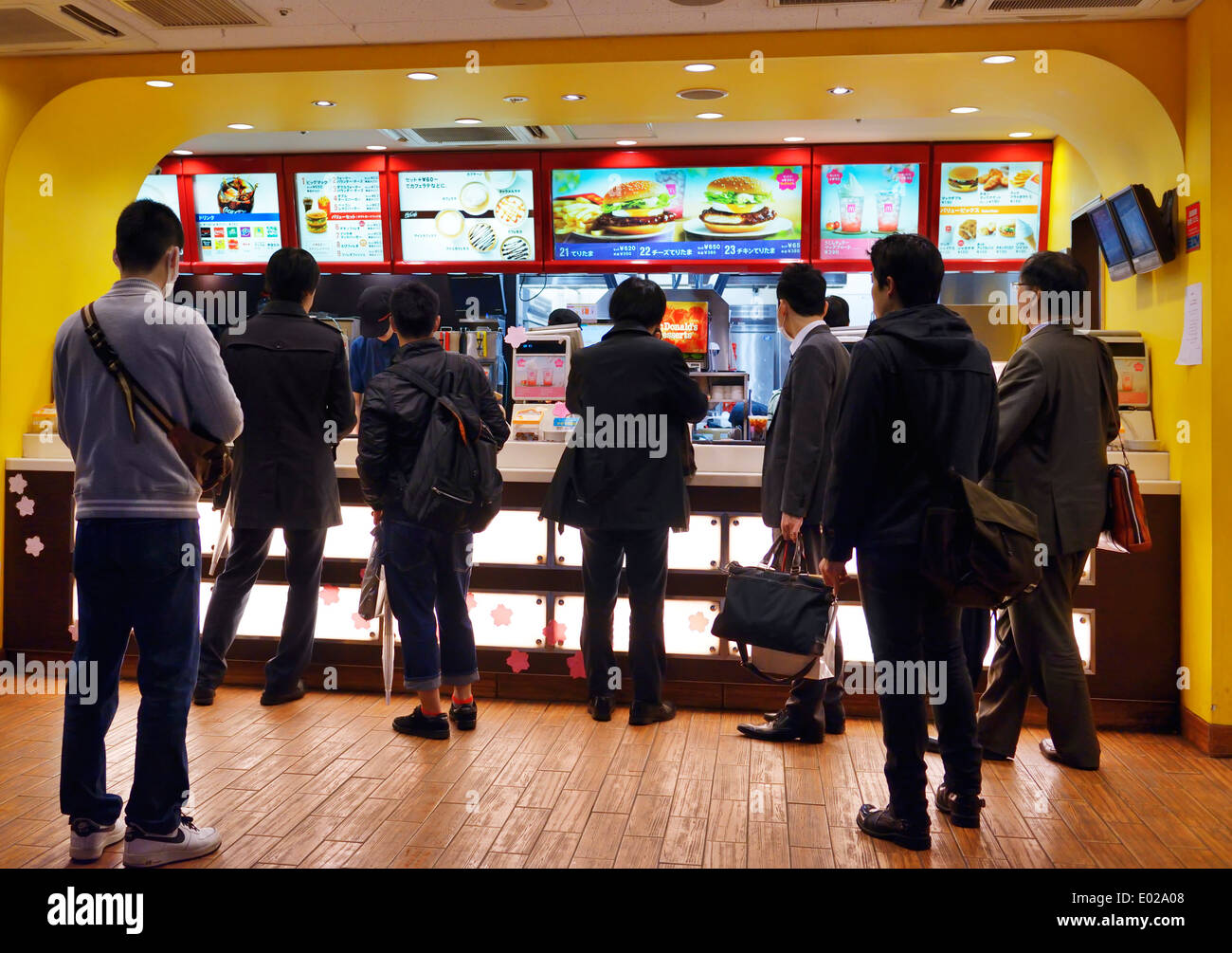 Menschen bei McDonalds Fastfood-Restaurant gegen Tokio, Japan. Stockfoto