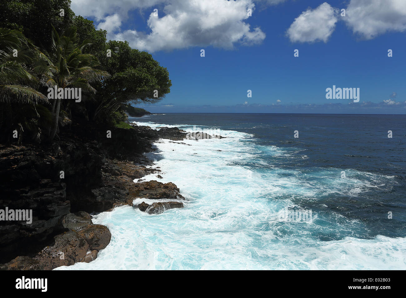 Wellen des Ozeans entlang der Lava rock Küste von Hawaii Stockfoto