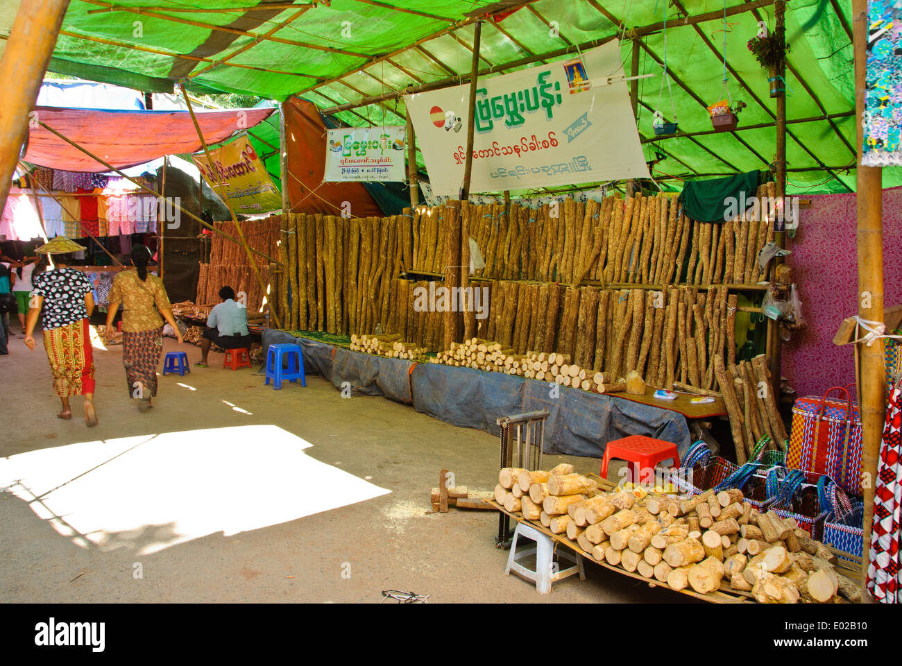 Thanaka Holz-Shop auf dem Markt. Stockfoto