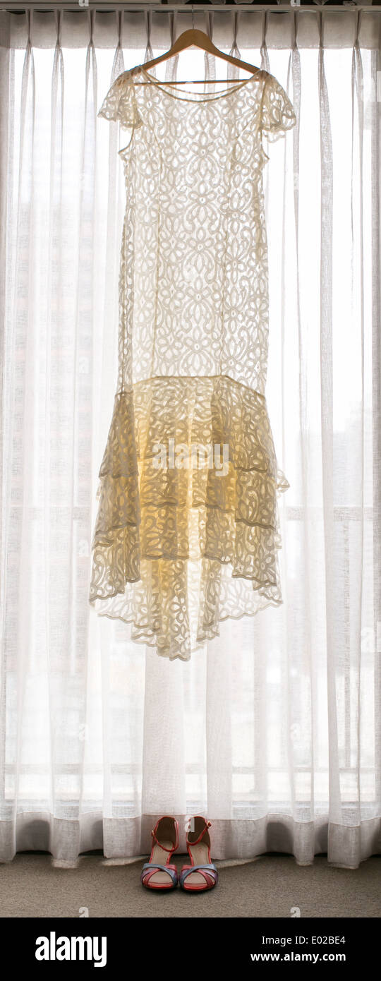 Brautkleid in einem Fenster aufgehängt Stockfoto