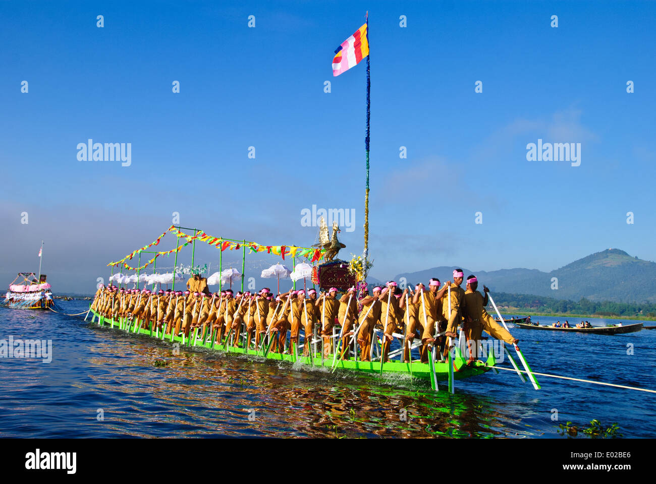 Bein-Ruderer vorwärts ziehen die königliche Barke über Inle See während des Festivals Stockfoto