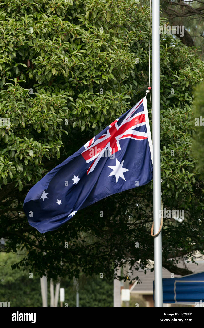 Australische Flagge auf Halbmast während ANZAC Day-service Stockfoto