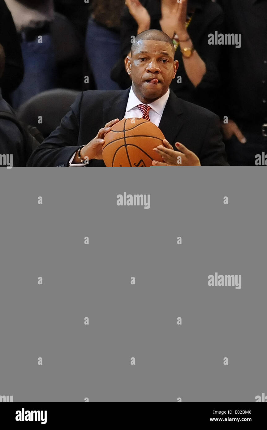 Los Angeles, CA, USA. 29. April 2014. Los Angeles Clippers Cheftrainer Doc Rivers vor dem NBA-Basketball-Spiel zwischen den Golden State Warriors und die Los Angeles Clippers im Staples Center in Los Angeles, California.The Clippers und Krieger spielen Spiel fünf der ersten Runde der NBA Playoffs 2014 bei Staples Center.Louis Lopez/CSM/Alamy Live News Stockfoto