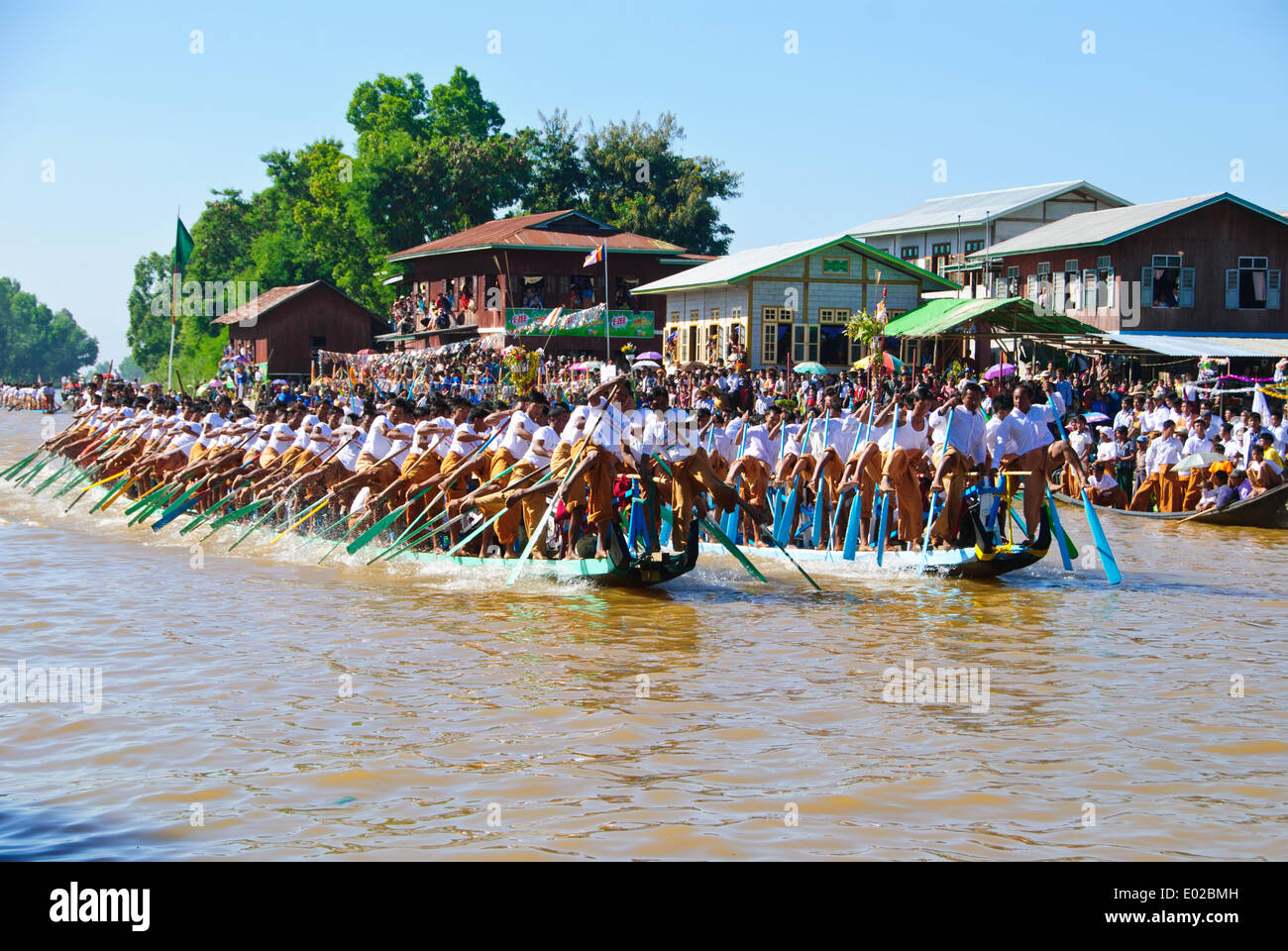 Bein-Rudern Bootsrennen während dem Inle Lake Festival in Nyaung Shwe. Stockfoto