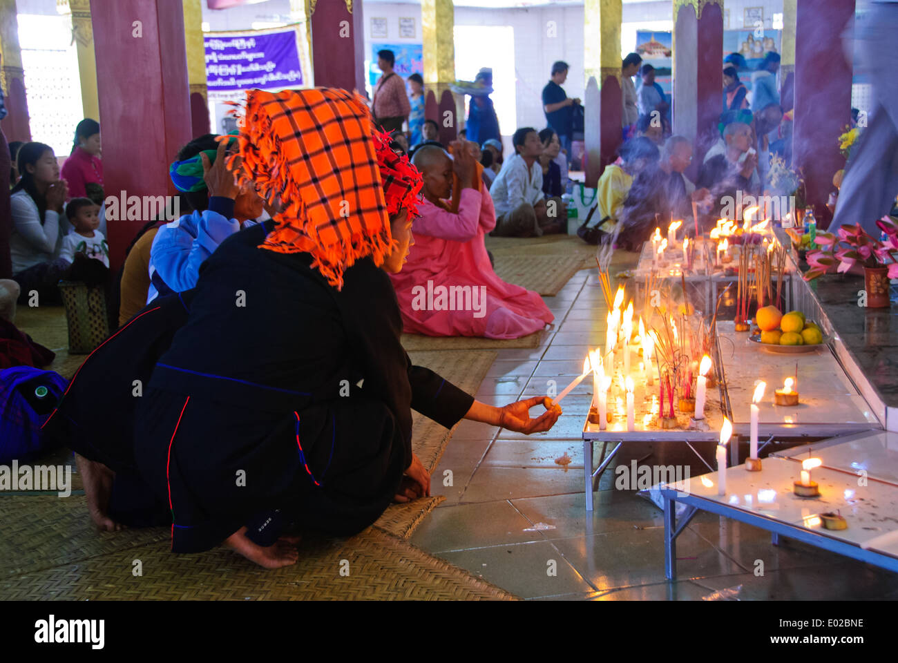 PA-o Frauen kommen, um die Bedeutung Buddha Bilder während des Festivals huldigen. Stockfoto