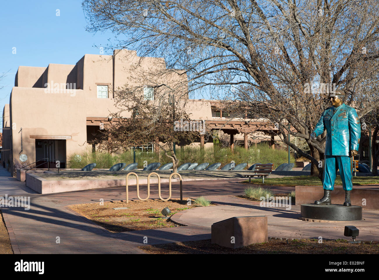 Bronze und Edelstahl Statue des Leroy Arthur Petry (der Medal Of Honor) von George Rivera im Rathaus der Stadt Santa Fe. Stockfoto
