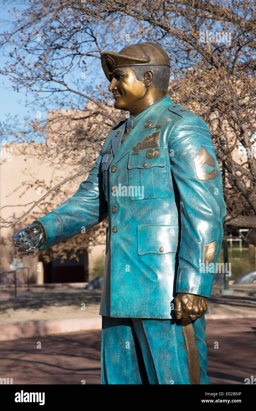 Bronze und Edelstahl Statue des Leroy Arthur Petry (der Medal Of Honor) von George Rivera im Rathaus der Stadt Santa Fe. Stockfoto