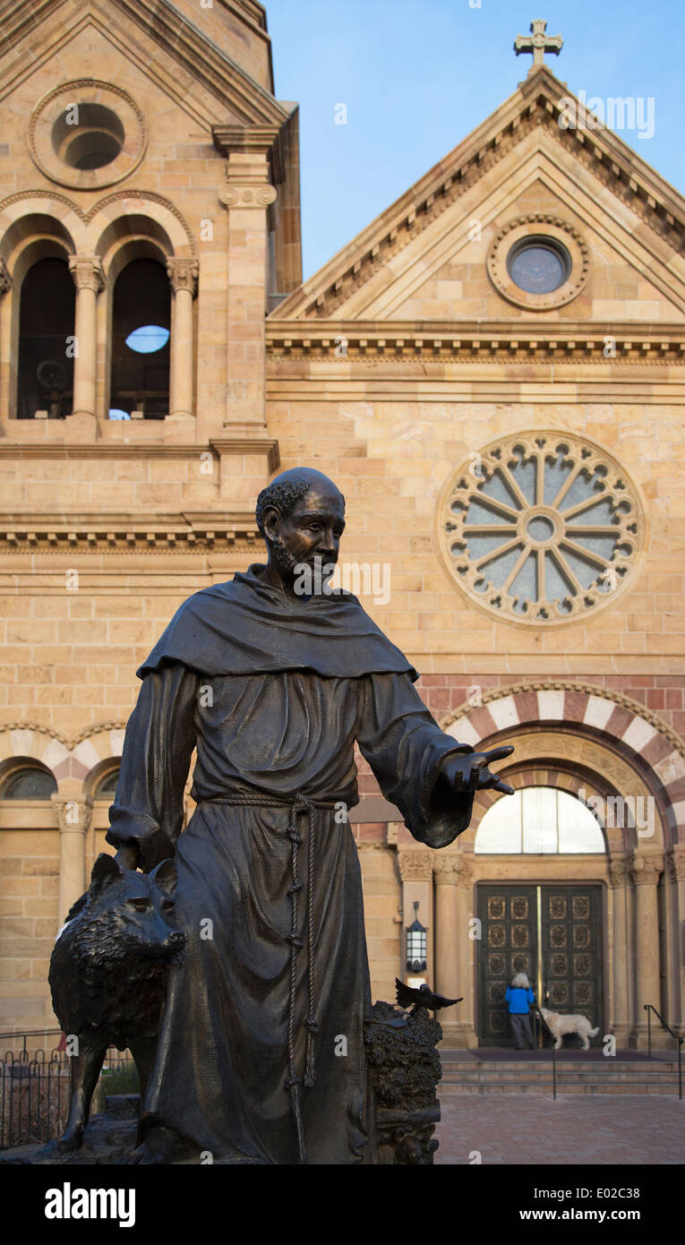 Bronze-Statue von St. Francis mit einem Wolf vor der Kathedrale Basilika des Heiligen Franziskus von Assisi Stockfoto