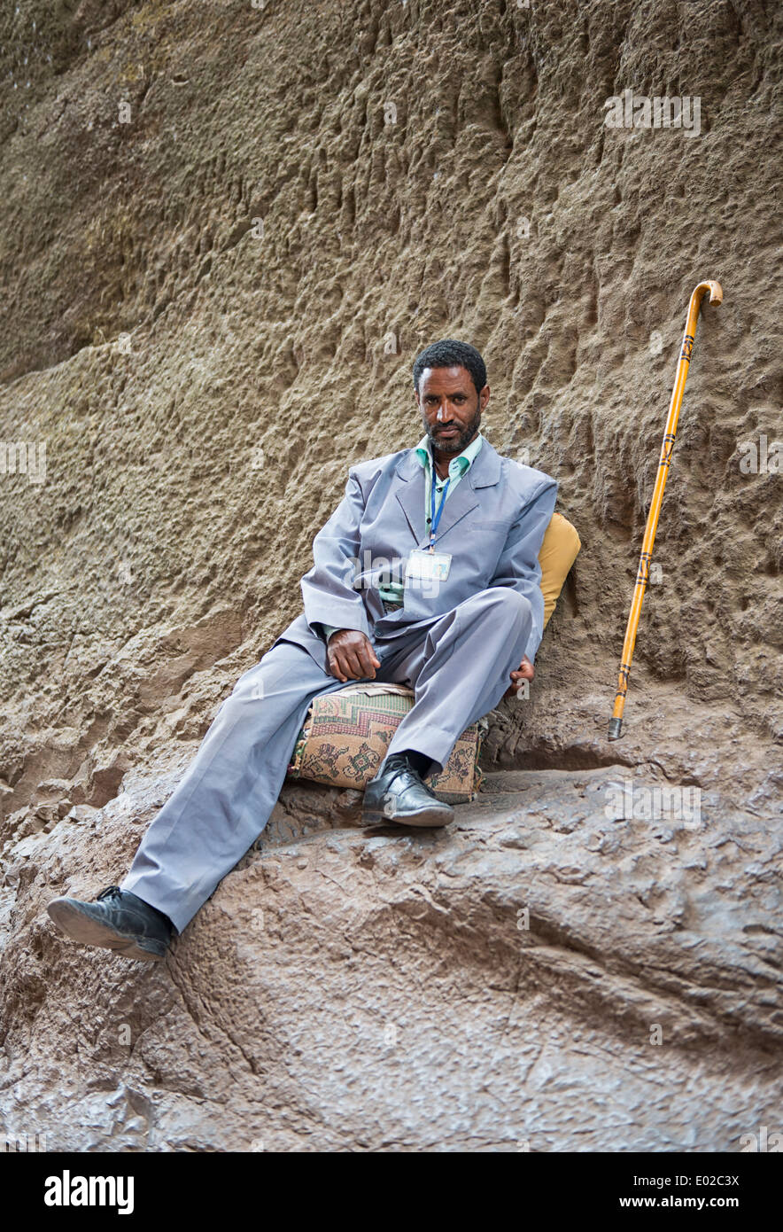 Lokale Mann ruht vor Kirche von Bete Medhane Alem in Lalibela, Äthiopien Stockfoto