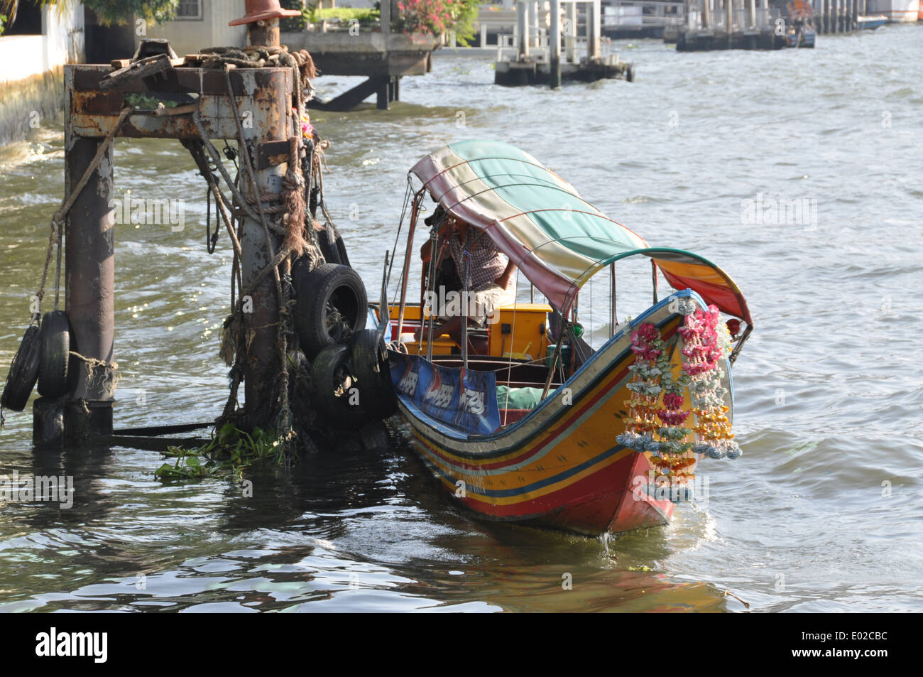 Thai Flussboot auf dem Chao Phraya River in Bangkok, Thailand. Stockfoto