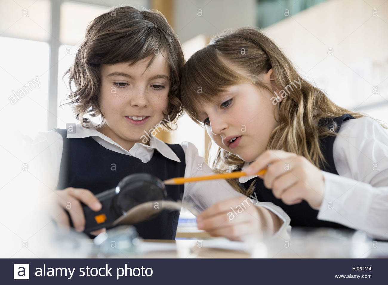 Schulmädchen, die Durchführung von wissenschaftlichen experimentieren im Klassenzimmer Stockfoto