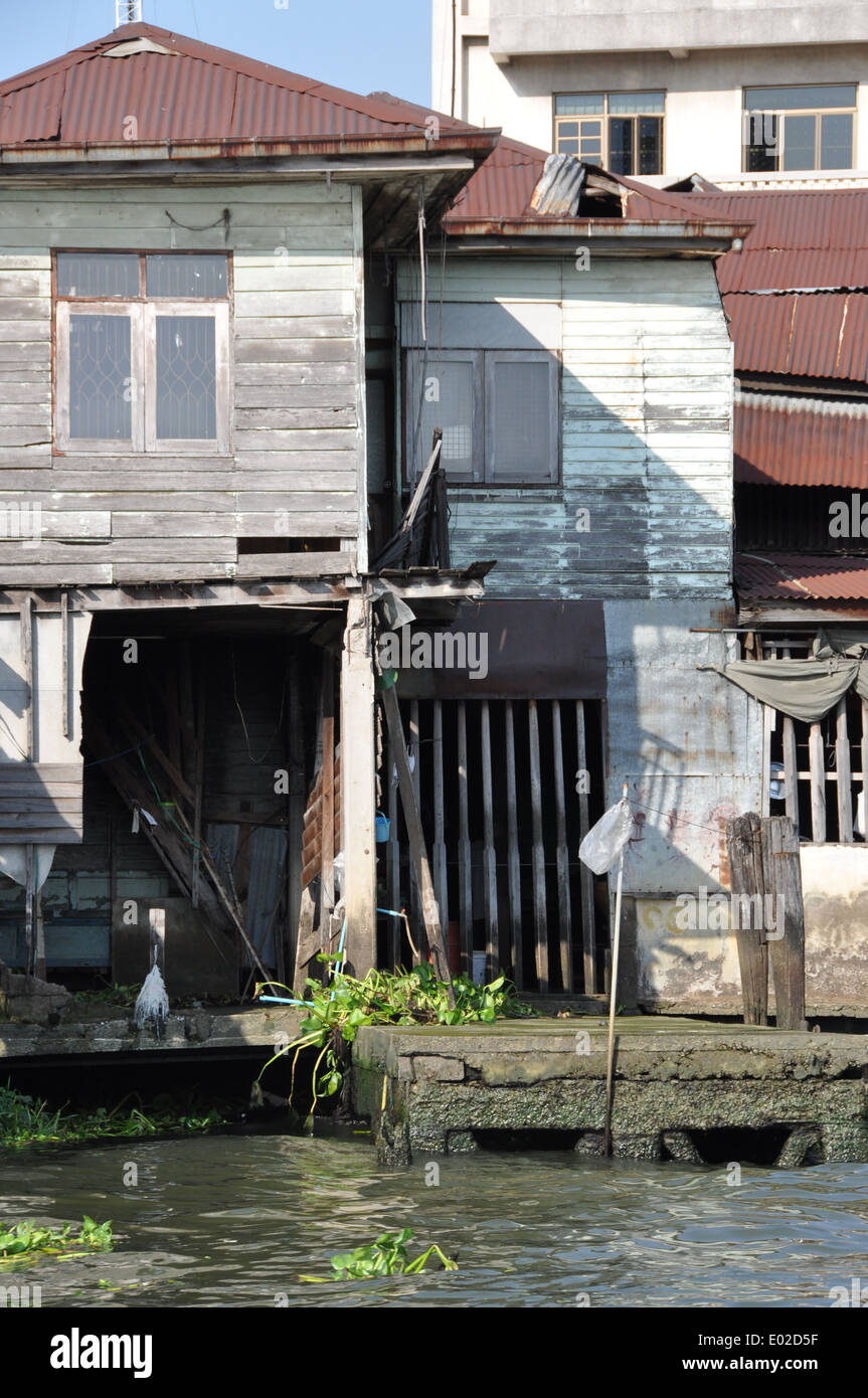 Holz- shanty Haus auf dem Chao Phraya River, Bangkok, Thailand. Stockfoto