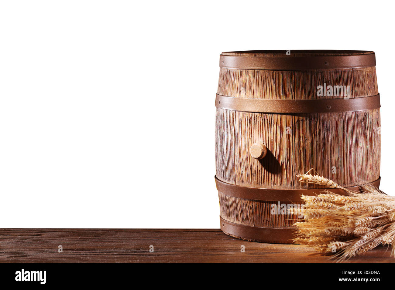 Holzfass auf weißem Hintergrund. Datei enthält einen Beschneidungspfad. Stockfoto