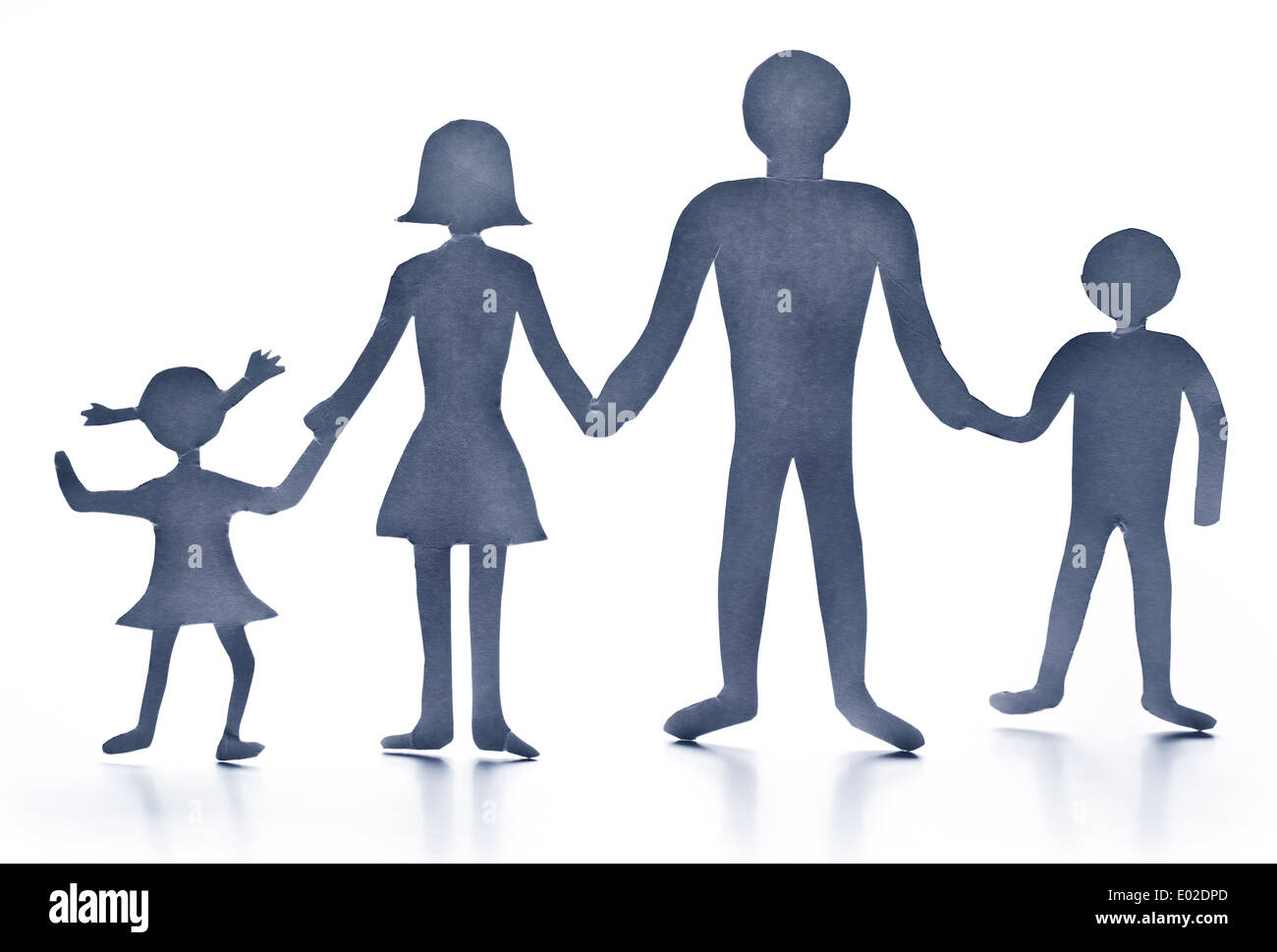 Pappfiguren der Familie auf einem weißen Hintergrund. Das Symbol der Einheit und des Glücks. Stockfoto