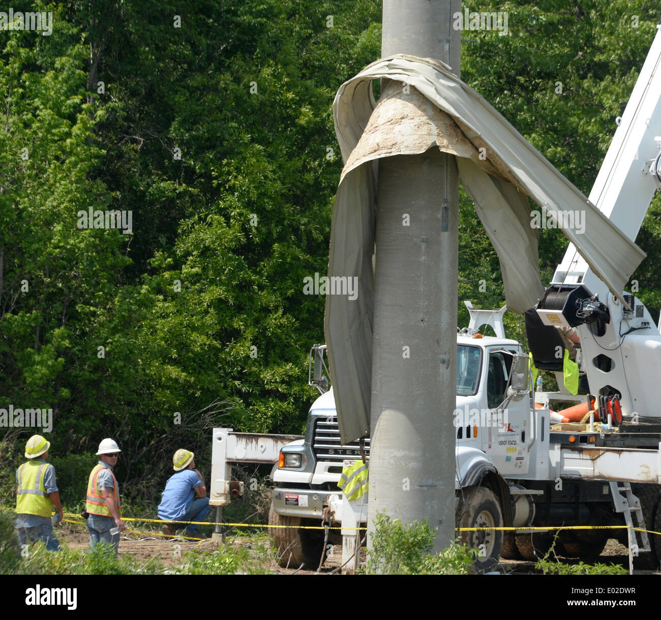 Pearl, Mississippi, USA. 29. April 2014. USA-Stromleitung Besatzungen entfernen Tornado Verschmutzungen von Hight Stromleitungen nach ein Tornado wenn durch späten Montagabend von Pearl Mississippi Dienstag, 29. April 2014. Ausbruch der schweren Stürme bis Mittwoch mit der Zahl der Todesopfer bei 35 für die letzten drei Tage weiterhin waren heute keine Tornados gemeldet. Foto von gen Blevins/LA DailyNews/ZumaPress Credit: gen Blevins/ZUMAPRESS.com/Alamy Live-Nachrichten Stockfoto