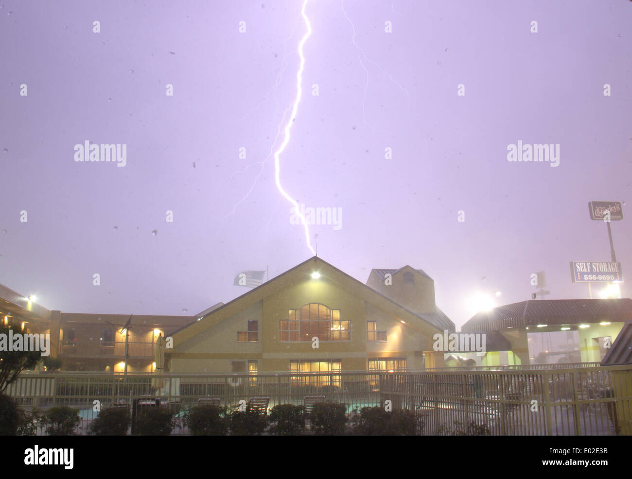 27. April 2014. Tuscaloosa, Alabama. USA-Blitzeinschlag bilden TVS (tornadischen Wirbel Unterschrift) Tornado Sturm in Tuscaloosa, Alabama Montagabend 28. April 2014. Dutzende von Tornados entbrannt über den Süden verbreitet Schaden zuzufügen, in Alabama und Mississippi, die zum Tod von mehr als einem Dutzend Personen beigetragen. Vorberichte aus der National Weather Storm Prediction Center anzeigen 52 Berichte über Tornados, da 7 CDT Monday.At bin mindestens sieben Personen in Mississippi von der Welle der Tornados getötet wurden, die den Zustand gezeichnet. Foto von gen Blevins/LA DailyNews/ZumaP Stockfoto