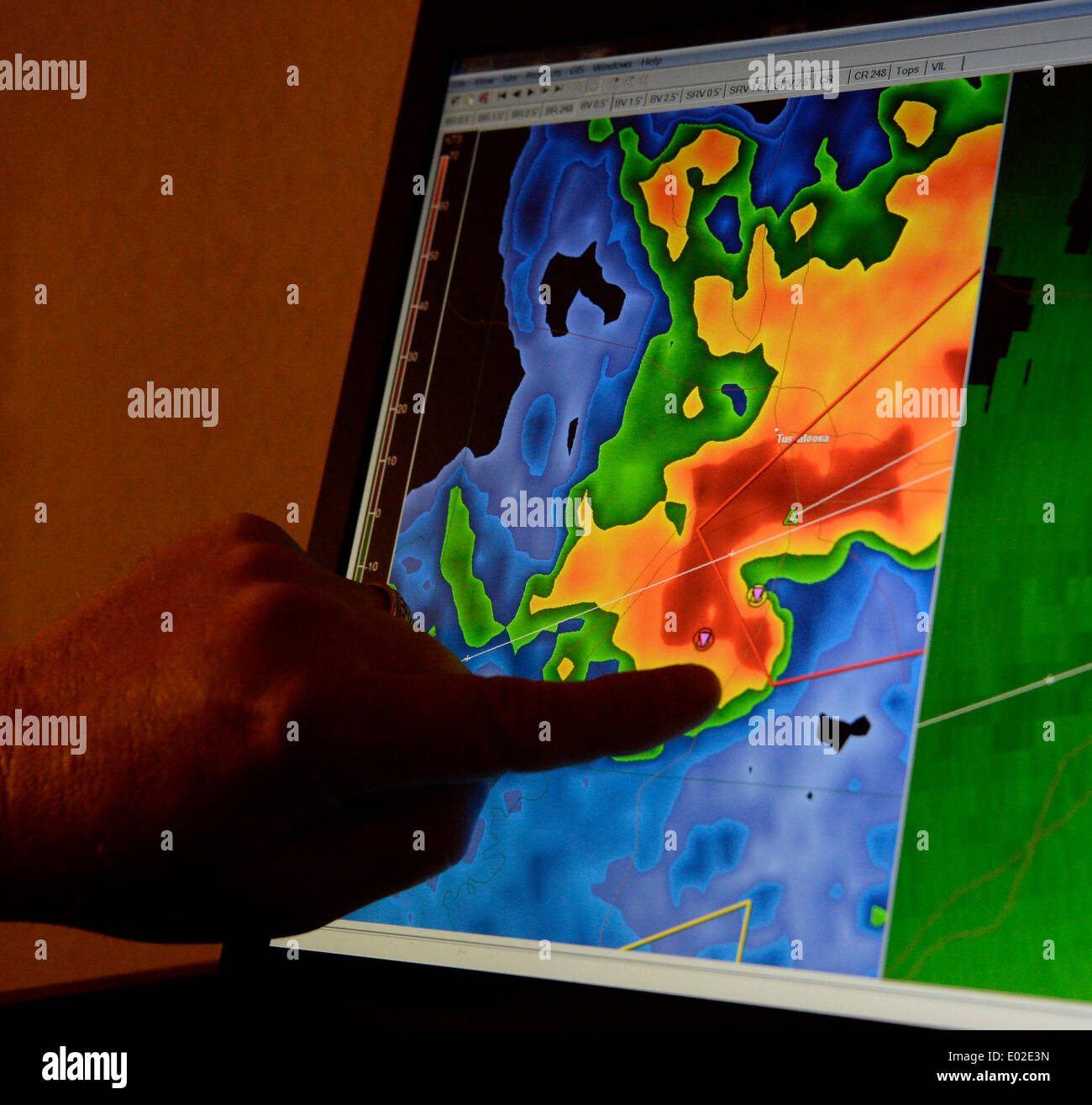 27. April 2014. Tuscaloosa, Alabama. USA-Storm Chaser Brad Mack weist einen TV (tornadischen Wirbel Unterschrift) Tornado Sturm auf dem Radar geht über sein Hotel in Tuscaloosa, Alabama Montagabend 28. April 2014. Dutzende von Tornados entbrannt über den Süden verbreitet Schaden zuzufügen, in Alabama und Mississippi, die zum Tod von mehr als einem Dutzend Personen beigetragen. Vorberichte aus der National Weather Storm Prediction Center 52 Berichte Tornados zeigen, da 7 CDT Monday.At bin mindestens sieben Menschen starben in Mississippi von der Welle der Tornados, die Narben der Stockfoto