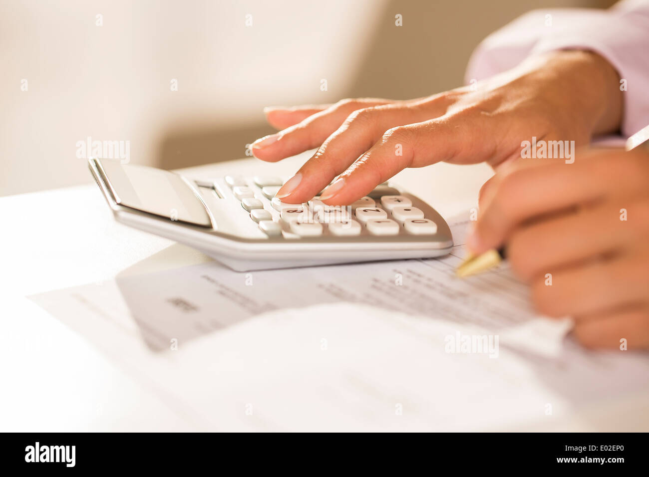 Weibliche Finger Schreibtisch innen weiß Rechnung Rechnung Stockfoto