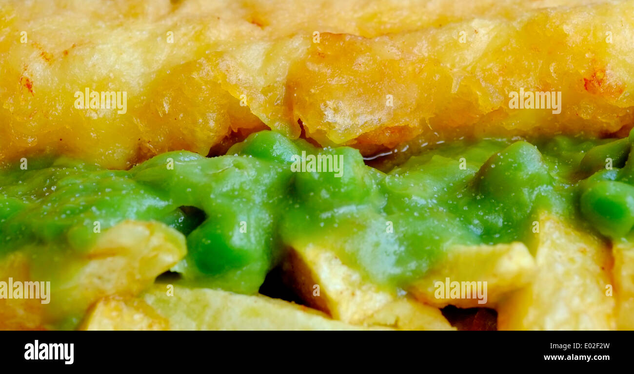 Traditionelle britische Fisch-chips und Erbsen eingeklemmt hautnah Stockfoto