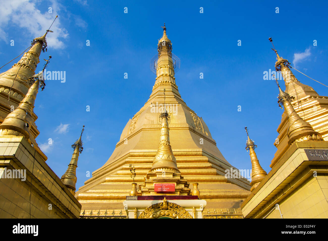 Sule-Pagode, Yangon, Myanmar mit blauem Himmelshintergrund Stockfoto