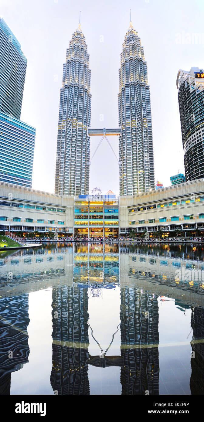 Petronas Twin Towers spiegelt sich in einem Pool in Kuala Lumpur. Stockfoto