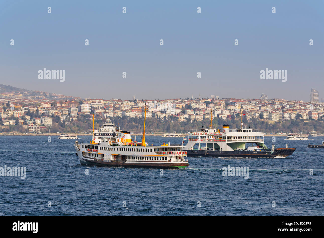 Fähren über den Bosporus, Blick vom Galata-Brücke zum Bezirk Üsküdar, Istanbul, Türkei Stockfoto