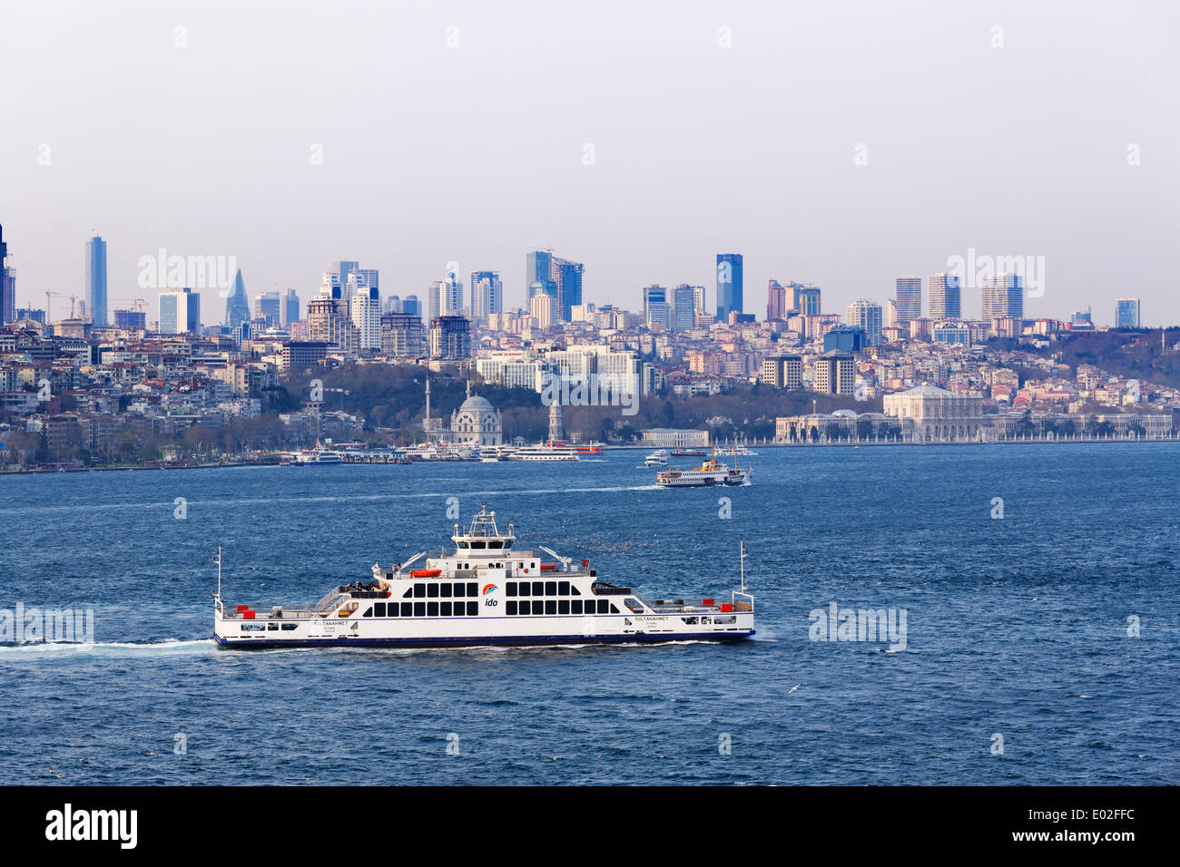 Autofähre auf den Bosporus und die Bezirke von Besiktas und Sisli mit Dolmabahçe Palast, Istanbul, europäische Seite, Türkei Stockfoto