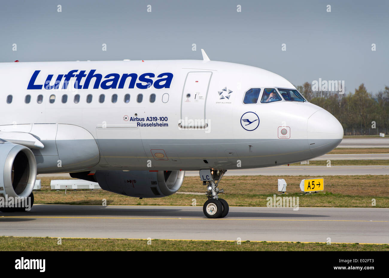 Lufthansa Airbus A320-200 "Troisdorf", winken Pilot, Flughafen München, München, Upper Bavaria, Bavaria, Germany Stockfoto