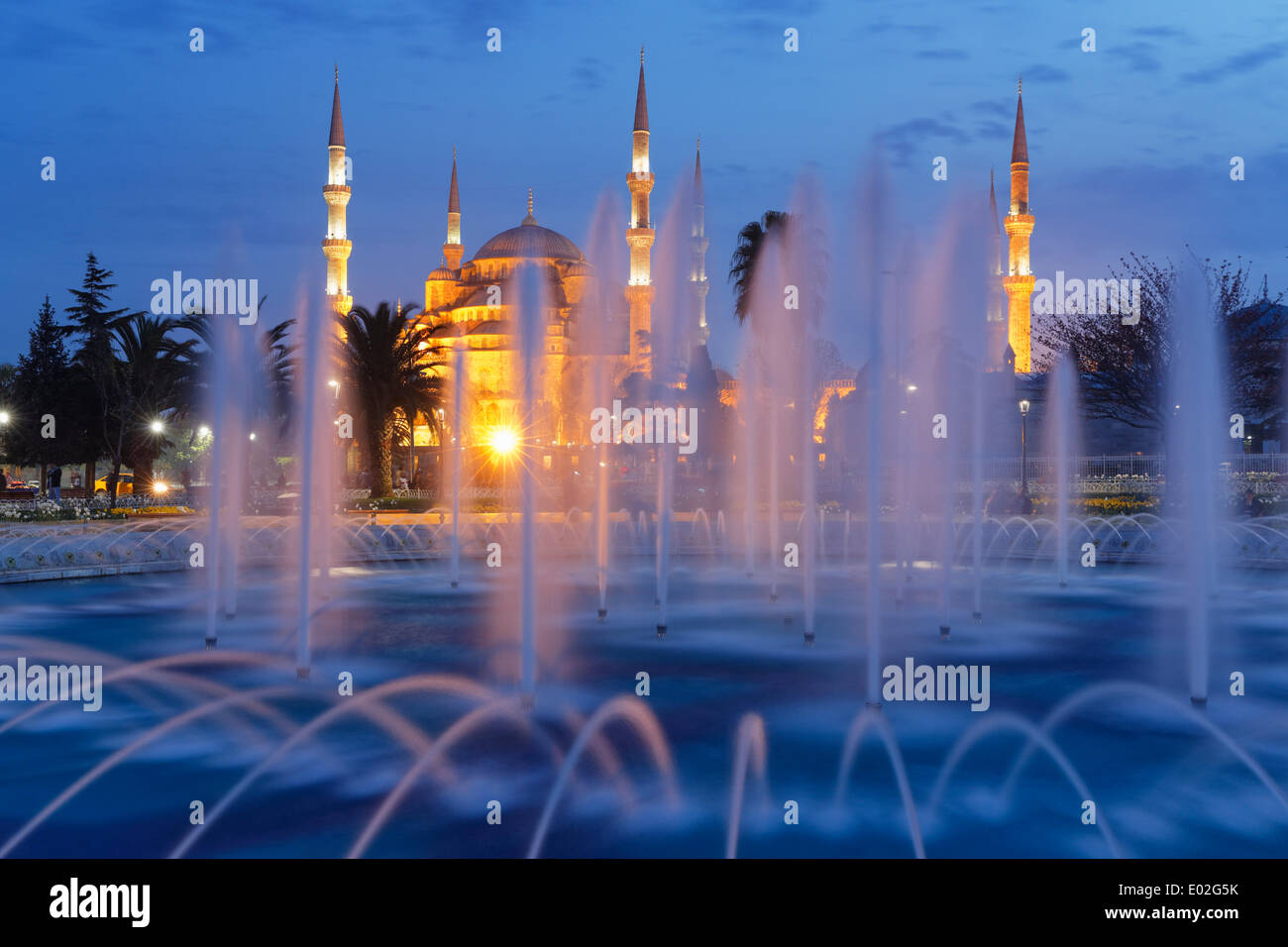 Blaue Moschee, Sultan Ahmed Mosque, Sultanahmet Camii, Brunnen in Sultanahmed Park, Sultanahmet, Istanbul, Europäische Side, Türkei Stockfoto