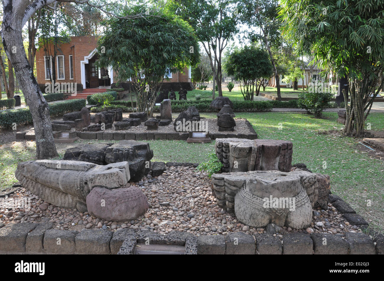 Ruinen eines n alten thailändischen buddhistischen Tempel und Verwaltungsgebäude. Stockfoto