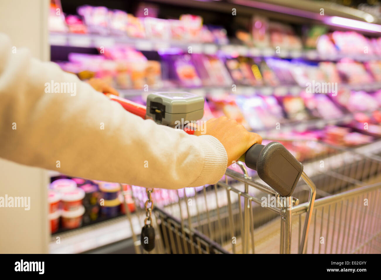 Weibliche Trolley Supermarkt Shop Hintergrund Stockfoto