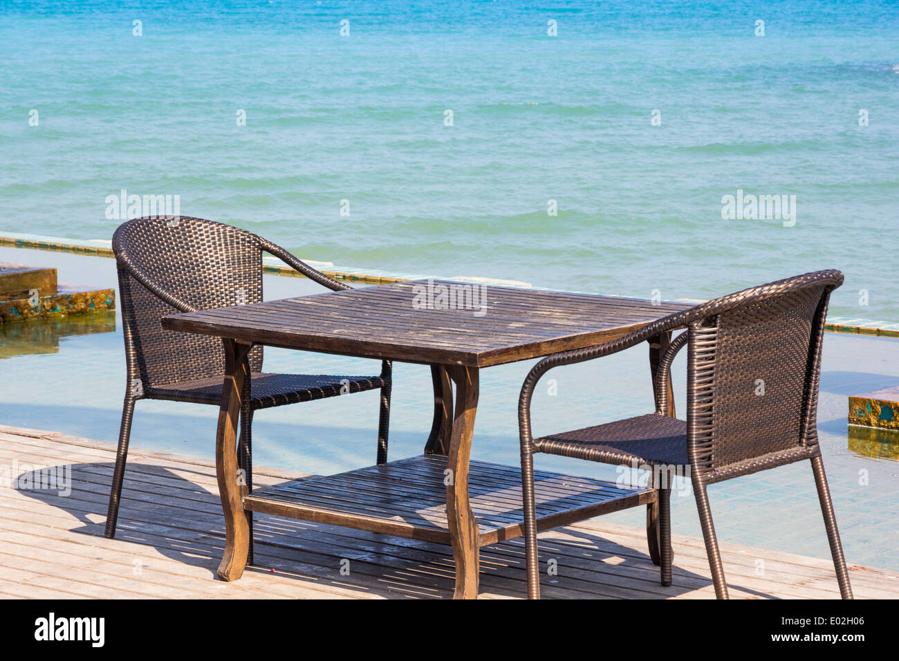 Tisch Stuhl neben Meer landschaftlichen Hintergrund Stockfoto
