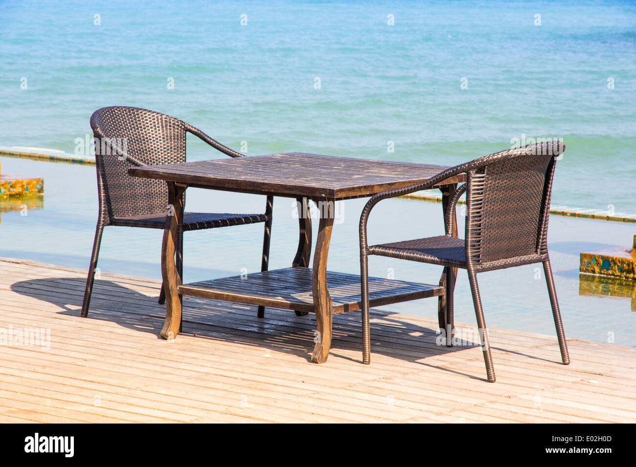 Tisch Stuhl neben Meer landschaftlichen Hintergrund Stockfoto