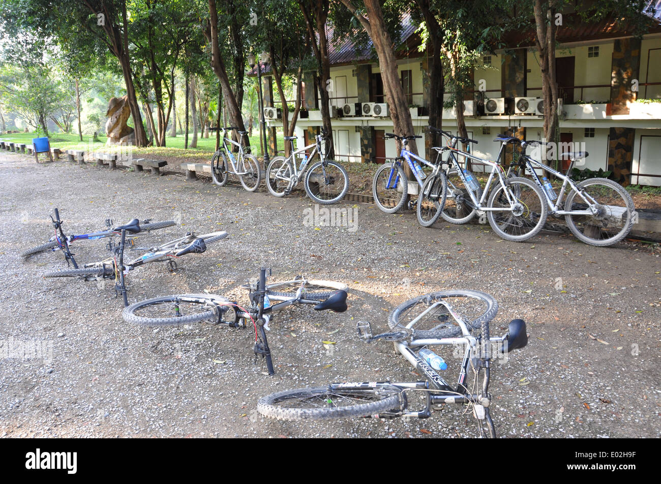 Neun Fahrräder außerhalb einer Thai Resort, wo sind eine Gruppe Radfahrer Tour durch Thailand. Stockfoto