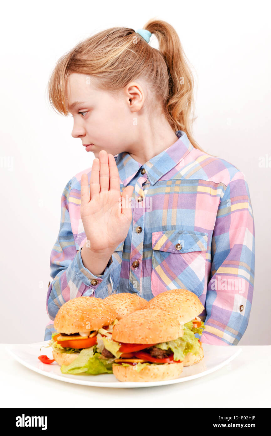 Kleine blonde kaukasische Mädchen sagen Hamburger: Nein Stockfoto