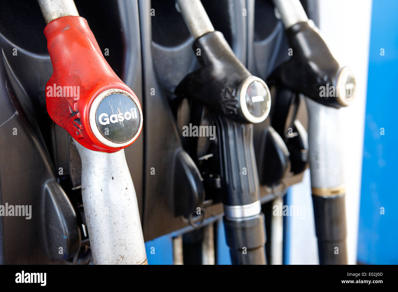 Gasöl rot Diesel und High-Speed-Biokraftstoff Dieselpumpen An einer Tankstelle in Nordirland Stockfoto