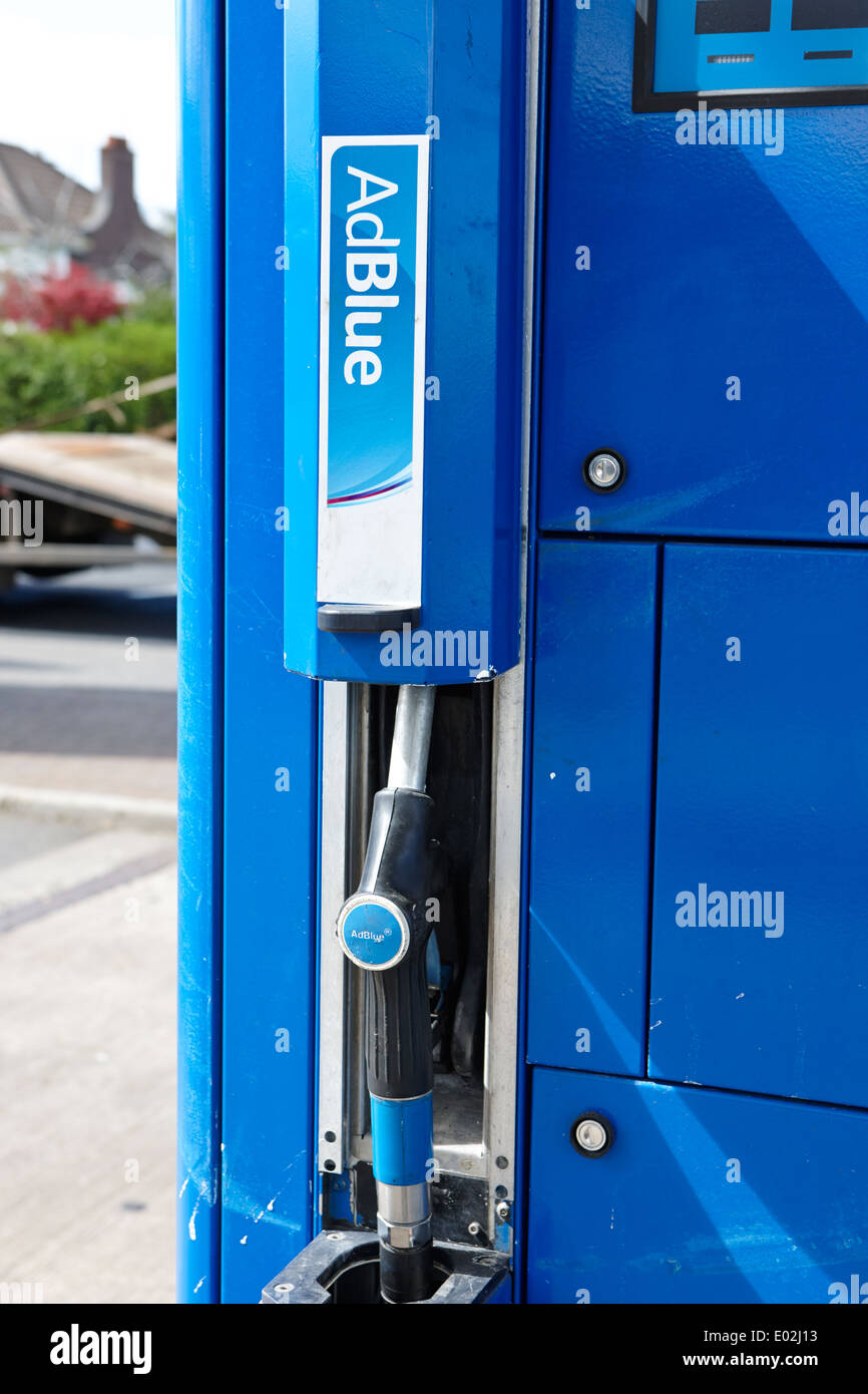 AdBlue Diesel Auspuff Flüssigkeitspumpe an einer Tankstelle in Nordirland Stockfoto