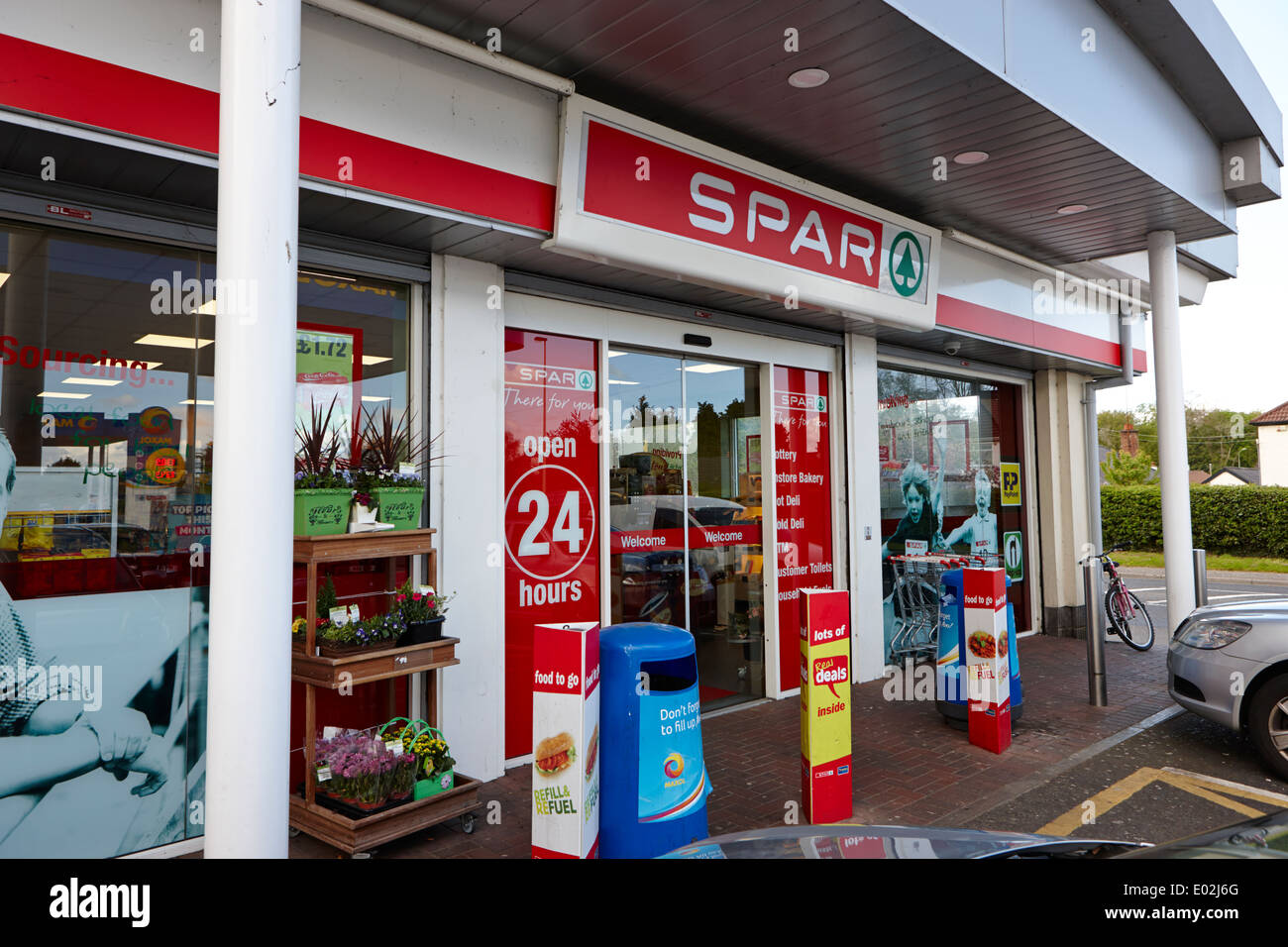 Spar-24 Stunden geöffnet-Convenience-Store befestigt an einer Tankstelle Nordirland Stockfoto