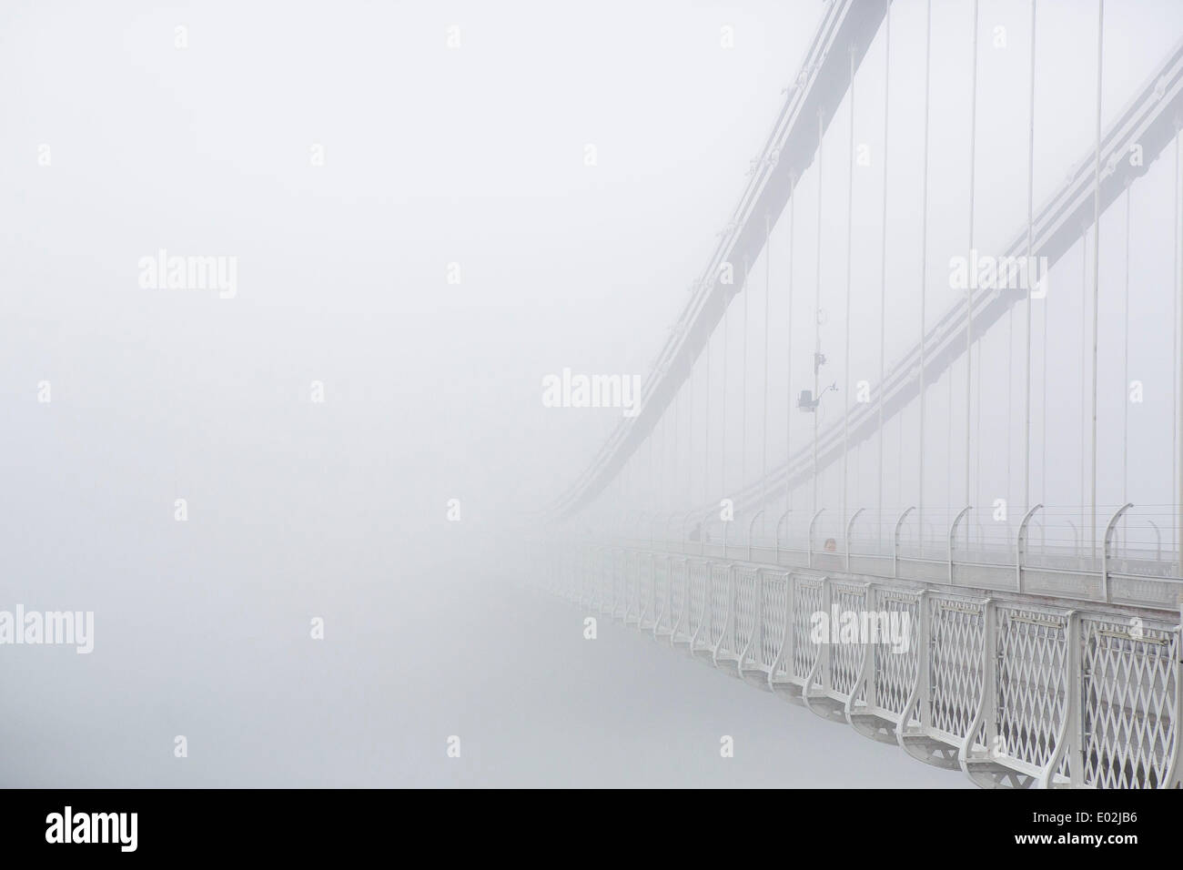 Bristol, UK. 30. April 2014. Clifton Suspension Bridge verschwindet der Nebel wie Pendler ihren Weg in Bristol zu arbeiten. Das Met Office Warnung eine gelbe Wetter für Süd-England und Wales durch dichten Nebel - was zu einer Störung der Flüge am Morgen in London und Bristol geführt hat. Kredit-30. April 2014: Adam Gasson/Alamy Live-Nachrichten Stockfoto