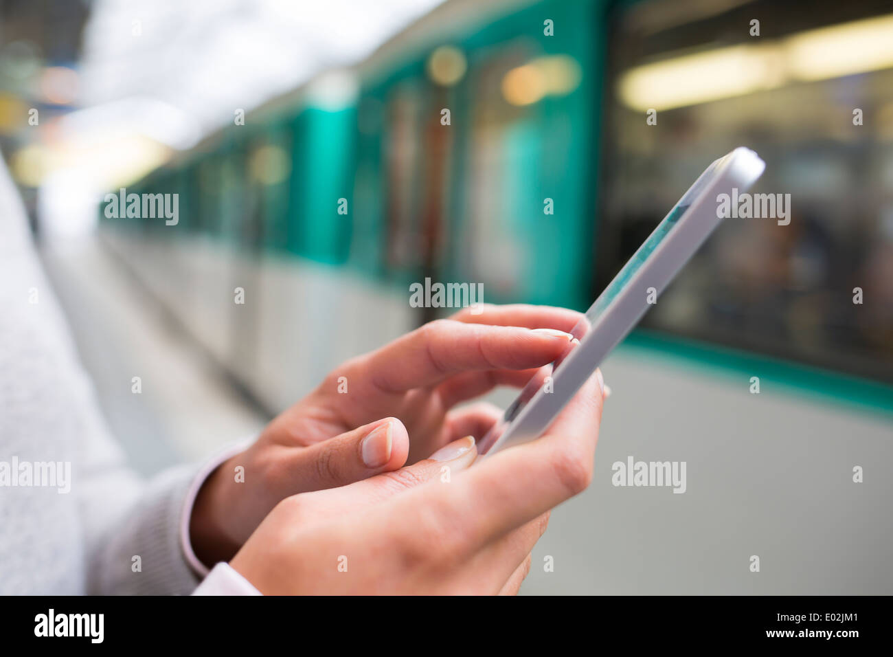 Weibliche Smartphone Hand unterirdischen Nachricht Sms e-mail Stockfoto
