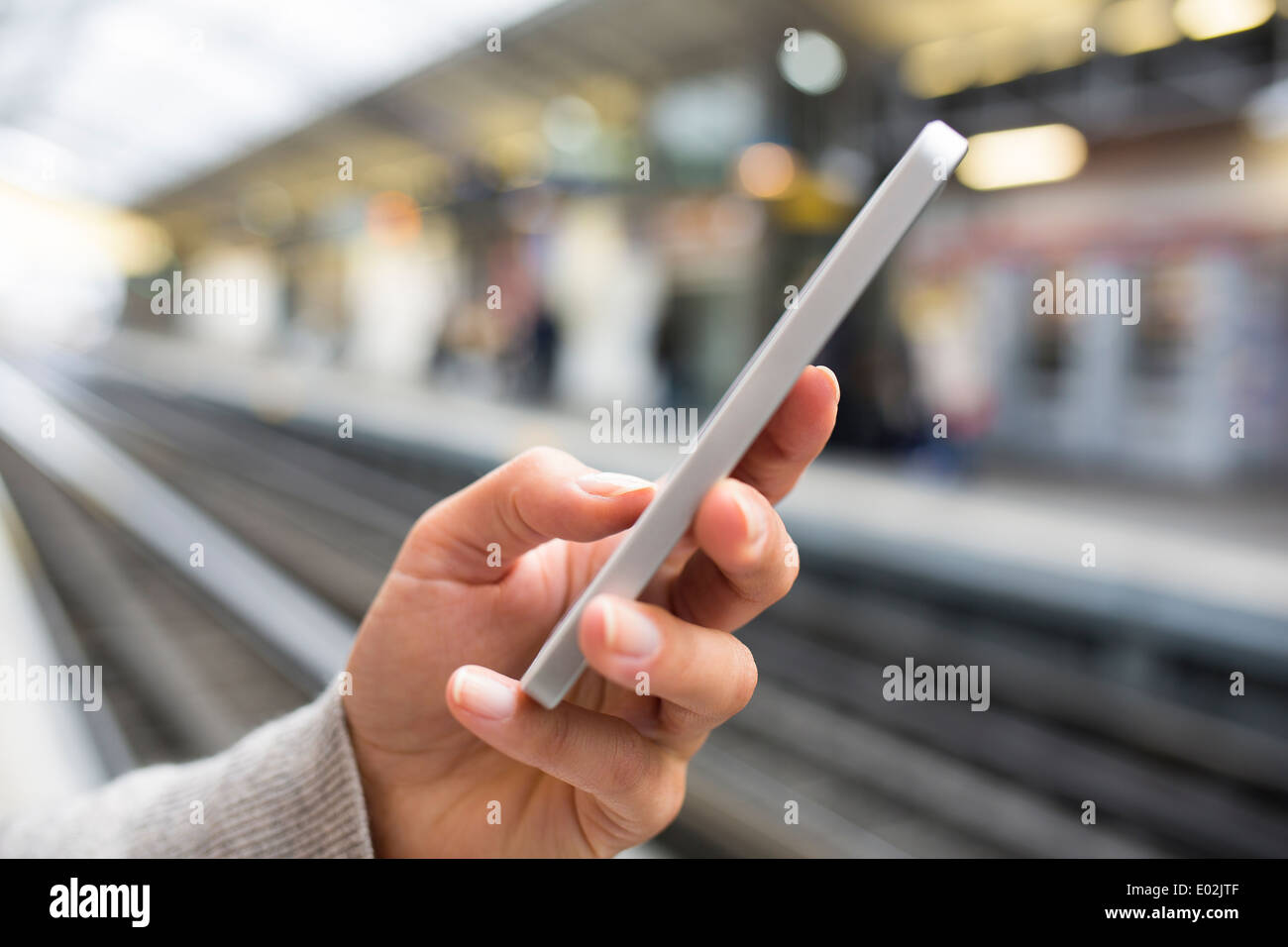 Weibliche Smartphone Hand unterirdischen Nachricht Sms e-mail Stockfoto