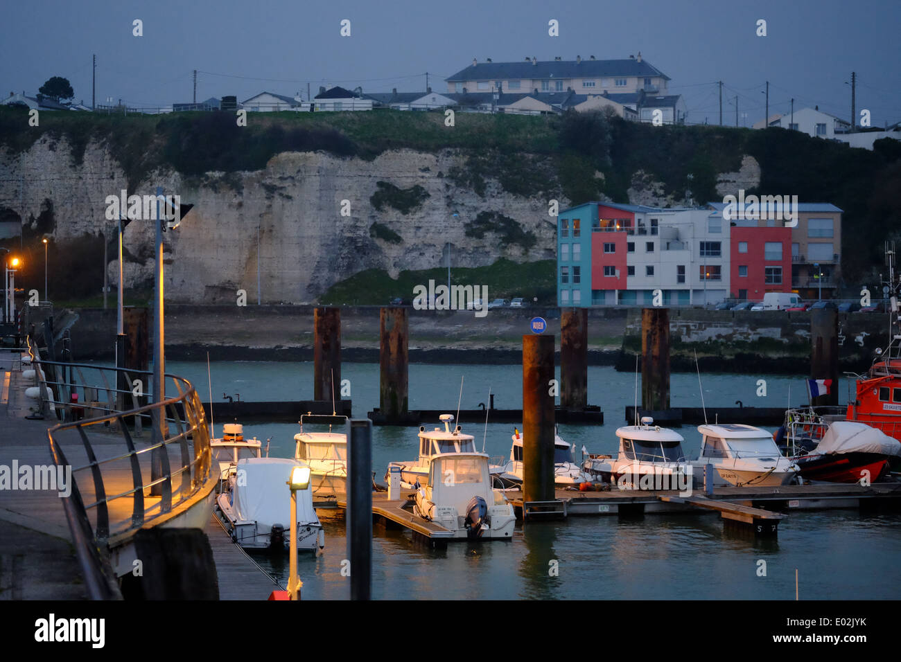 Dieppe, Normandie in Frankreich. Hafen am späten Abend Dämmerung stimmungsvolle Licht mit Booten Stockfoto