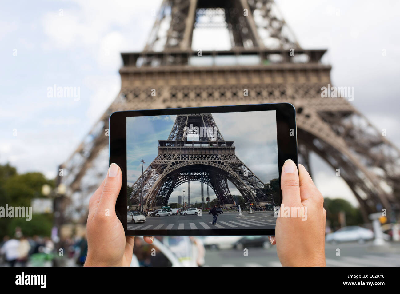 Weibliche Touristen fotografieren den Eiffelturm Stockfoto