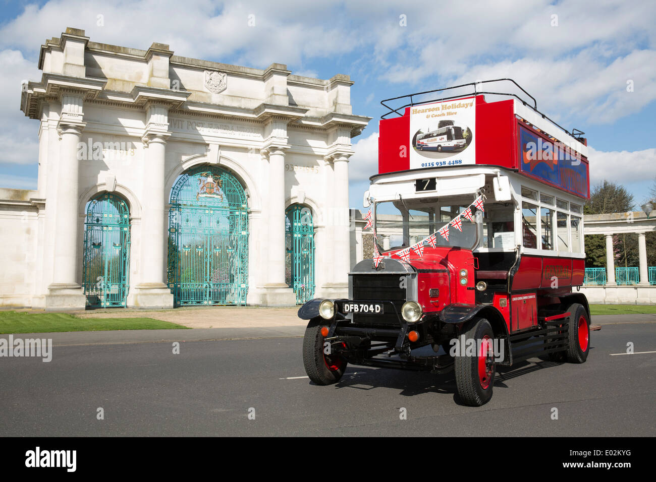 Ein Weltkrieg ein Bus, LGOC B-Typ Modell Doppeldecker vor der Welt Kriegerdenkmal neben dem Fluss Trent geparkt. Stockfoto