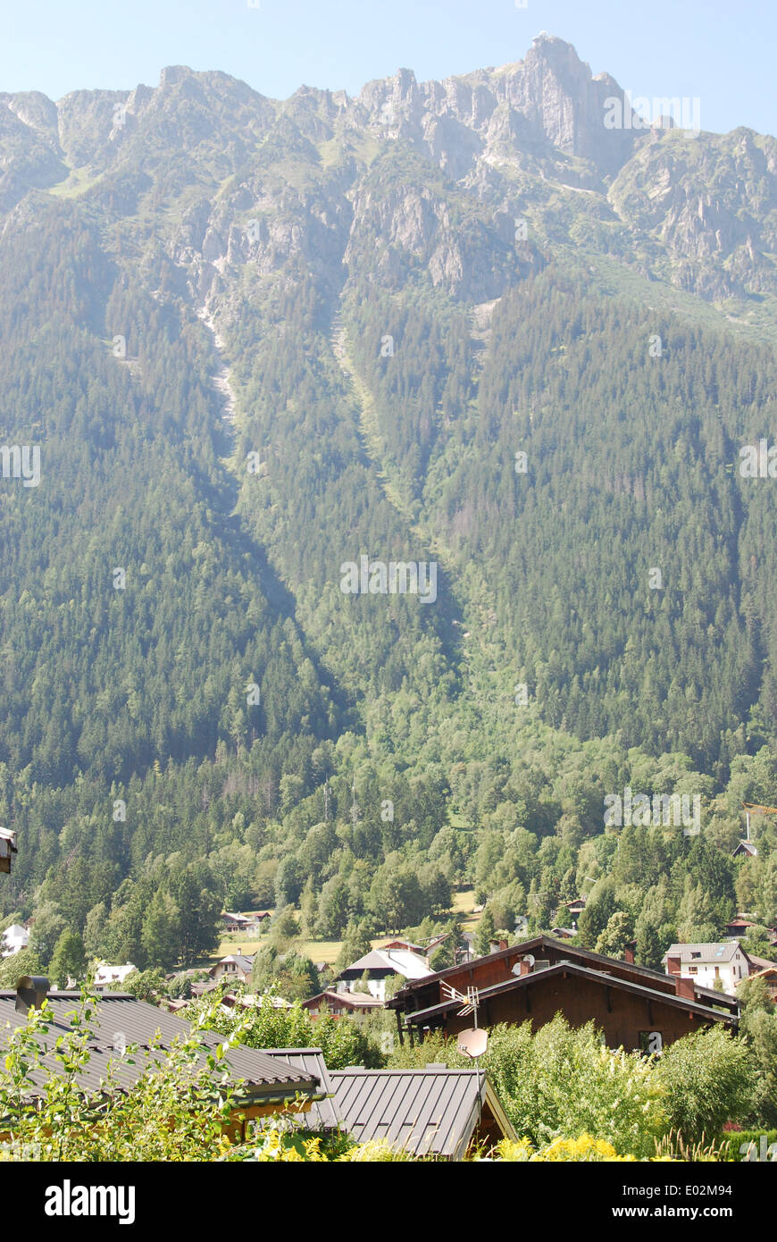 Blick über Chamonix Vororte und Tal, Berge Frankreich Europa Stockfoto