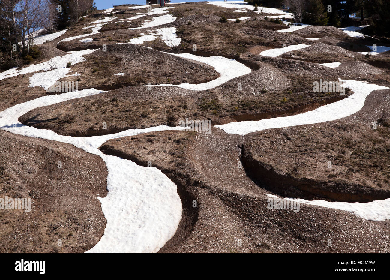 Ein abstraktes Muster unter einem Sessellift im Ski Resort Les Gets Frankreichs Stockfoto