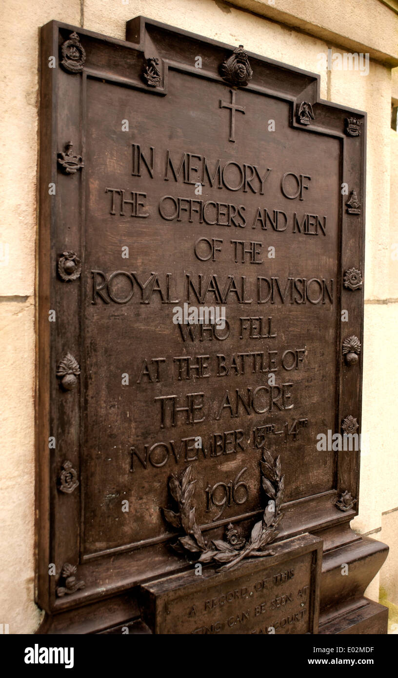 BEAUCOURT HAMEL, FRANKREICH. -GEDENKTAFEL IN ERINNERUNG AN 63. ROYAL NAVAL DIVISION. MIT BLICK AUF DAS TAL ANCRE. FOTO; JONATHAN EASTLAND Stockfoto