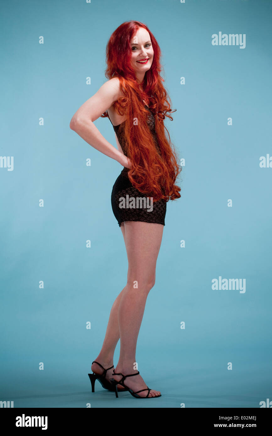 Porträt der jungen Frau mit langen roten Haaren Stockfoto