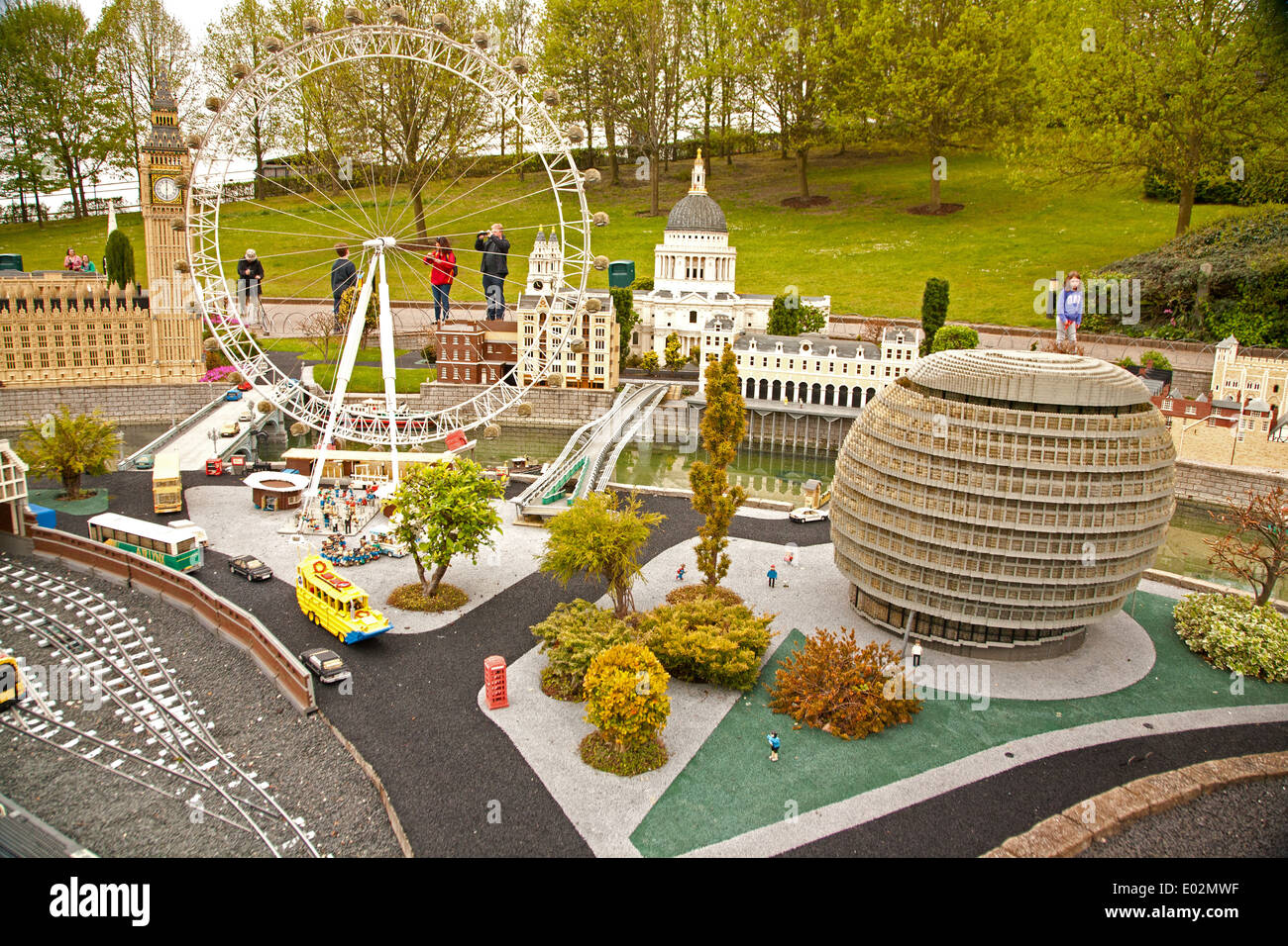 UK, Windsor, Legoland, ein Familien-Freizeit-Park; Teil des Parks zeigen, London Eye und das Rathaus. Stockfoto